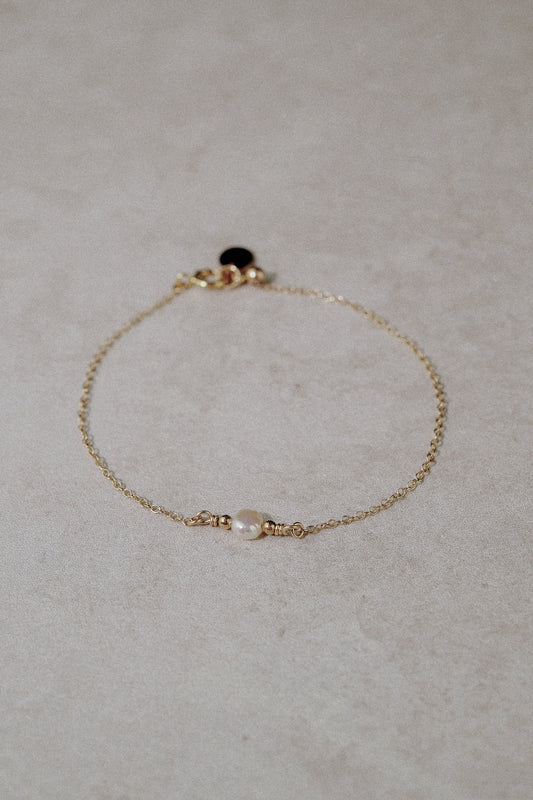 Single Mini Pearl Fine Chain Bracelet